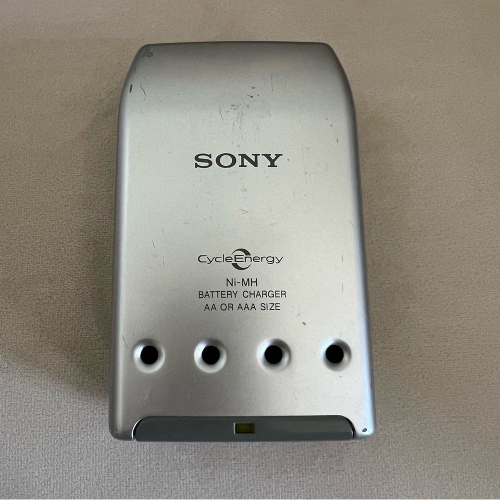 Sony Sony Cycle Energy BCG-34HC Battery Charger AA or AAA universal Power Plug